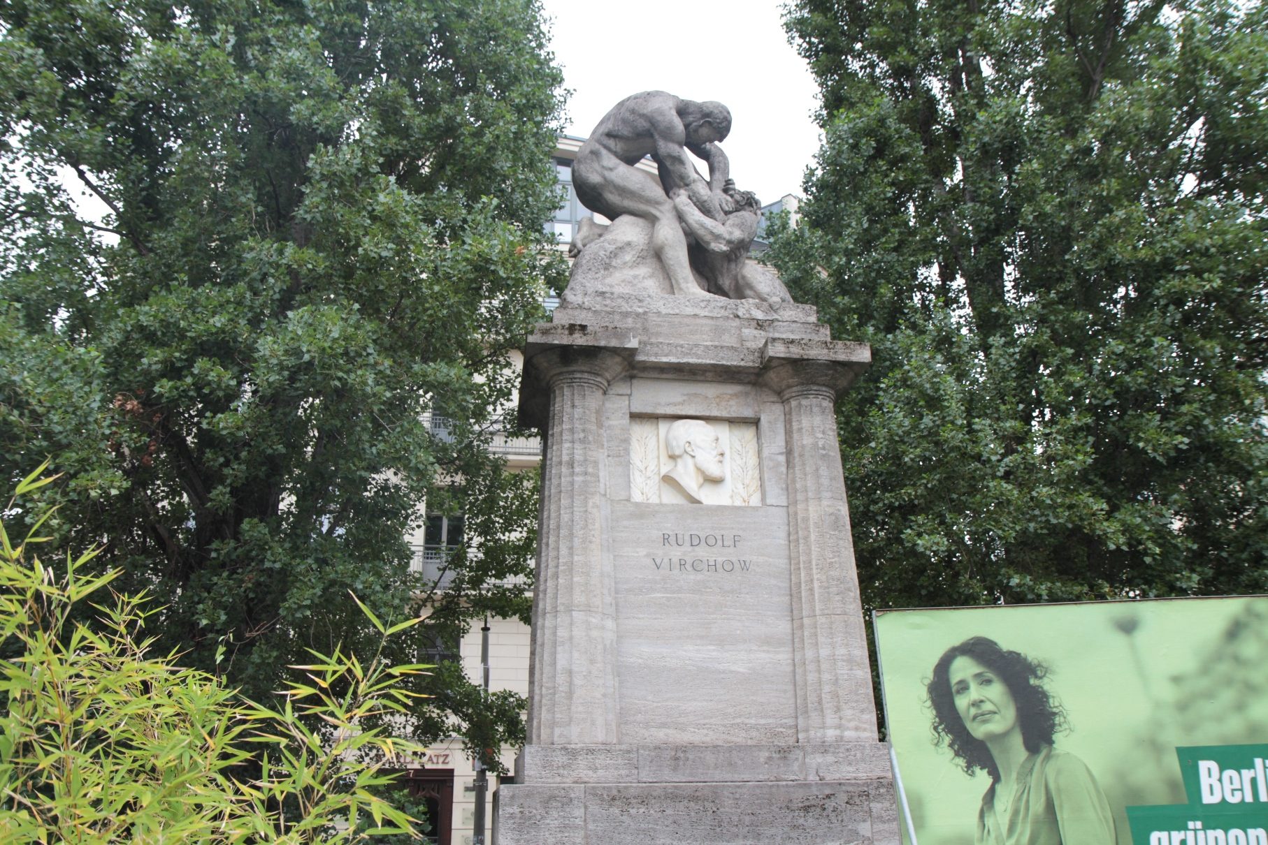 Rudolf Virchow monument, Berlin - 02.JPG
